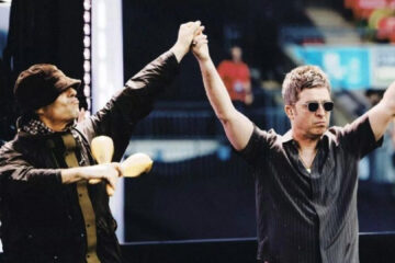 Liam e Noel Gallagher no palco em Wembley durante show do Oasis em julho de 2025