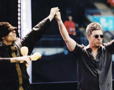 Liam e Noel Gallagher no palco em Wembley durante show do Oasis em julho de 2025