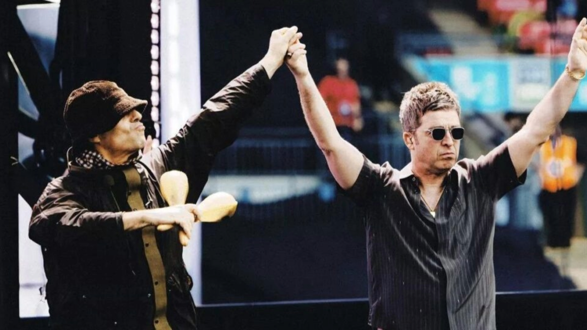 Liam e Noel Gallagher no palco em Wembley durante show do Oasis em julho de 2025