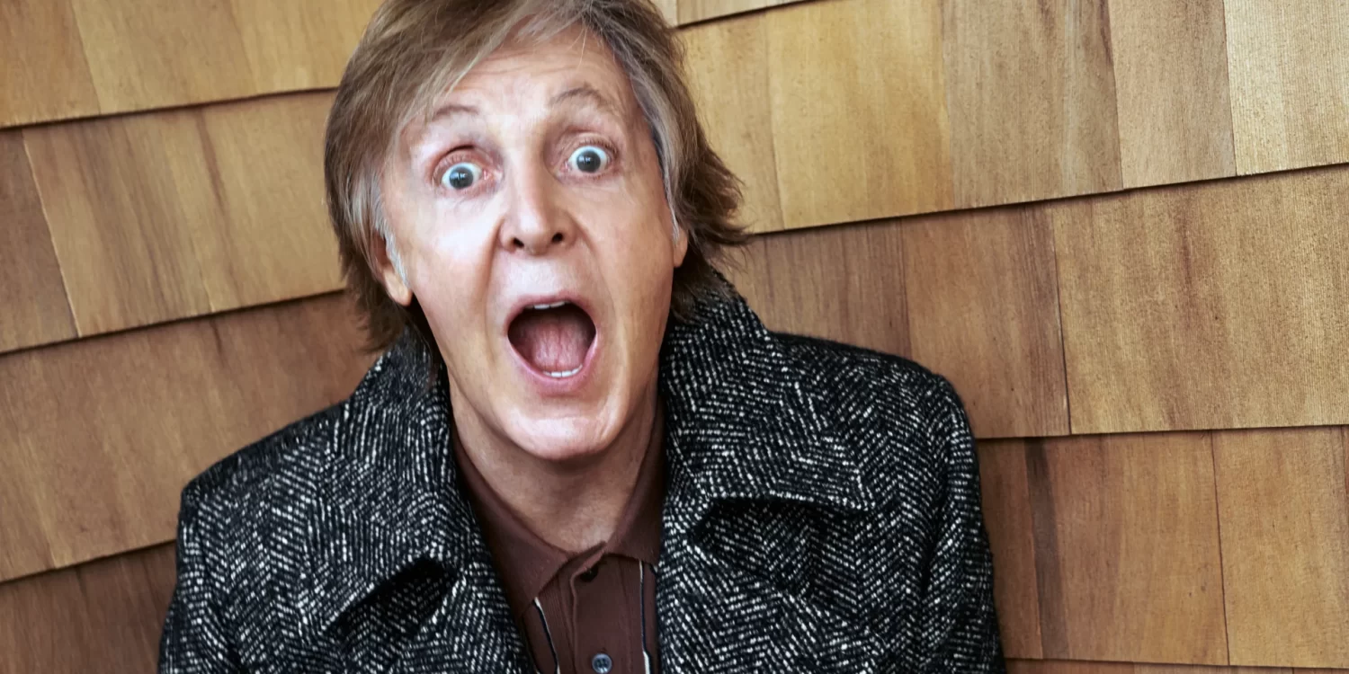 Paul McCartney em retrato com expressão surpresa