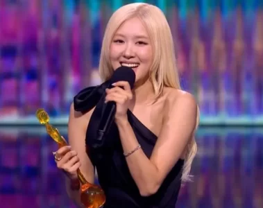 Rosé recebe o prêmio no BRIT Awards 2026 após vencer como Canção Internacional do Ano com “APT.”