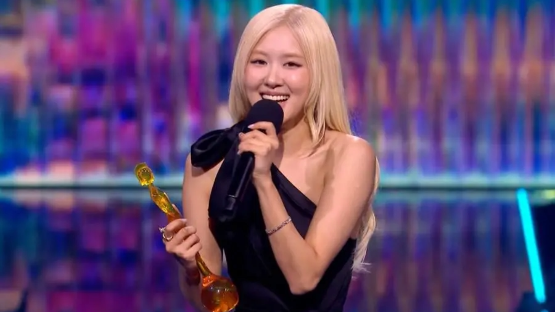 Rosé recebe o prêmio no BRIT Awards 2026 após vencer como Canção Internacional do Ano com “APT.”