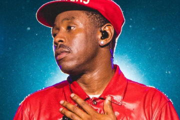 Tyler, The Creator se apresentando no Lollapalooza Brasil 2026 no palco Budweiser com iluminação colorida