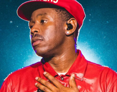 Tyler, The Creator se apresentando no Lollapalooza Brasil 2026 no palco Budweiser com iluminação colorida
