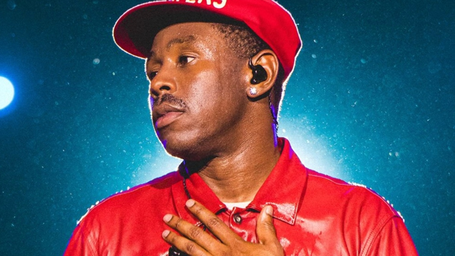 Tyler, The Creator se apresentando no Lollapalooza Brasil 2026 no palco Budweiser com iluminação colorida