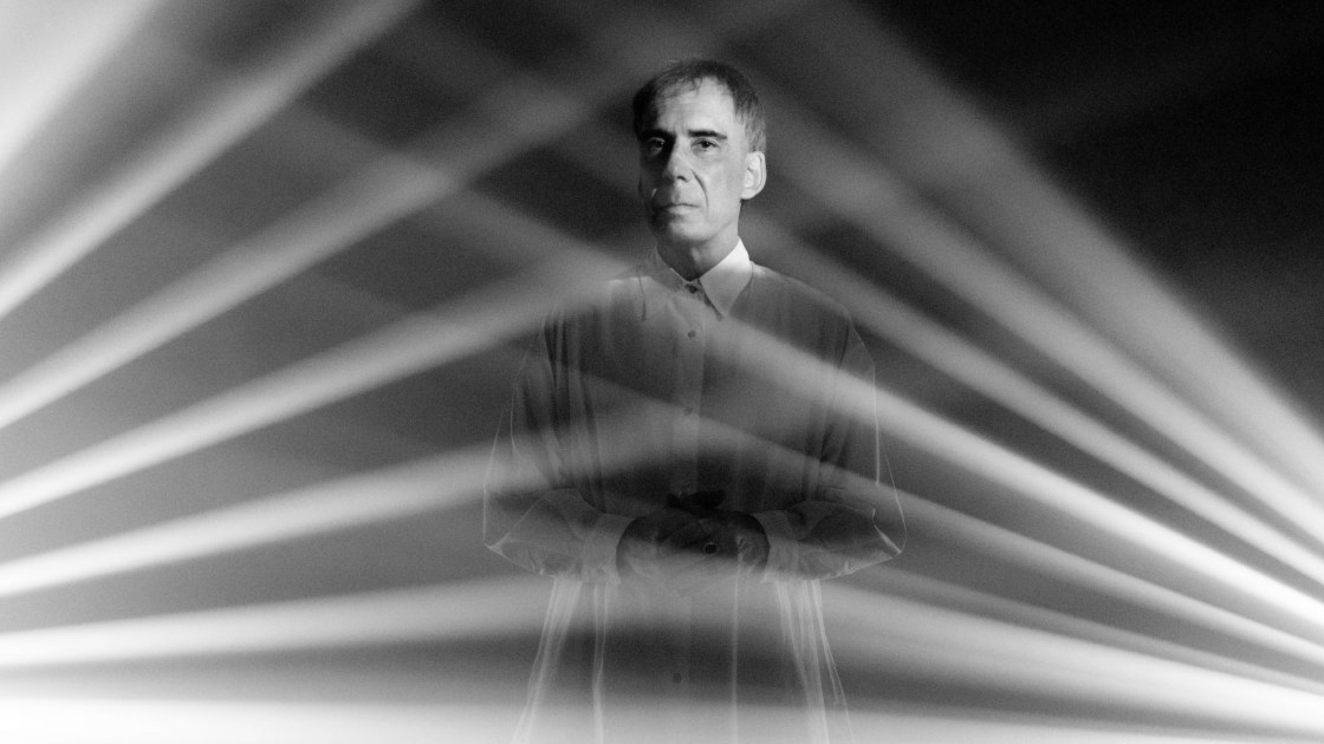 Arnaldo Antunes apresenta o show “Novo Mundo” em São Paulo no dia 22 de maio, com participações de Marisa Monte, Ana Frango Elétrico e Vandal.