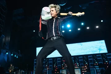 Billie Joe Armstrong tocando guitarra durante show do Green Day