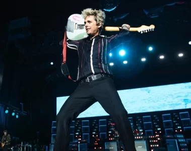 Billie Joe Armstrong tocando guitarra durante show do Green Day
