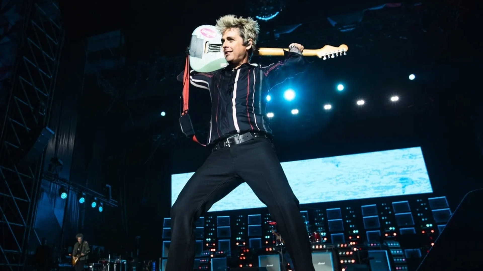 Billie Joe Armstrong tocando guitarra durante show do Green Day
