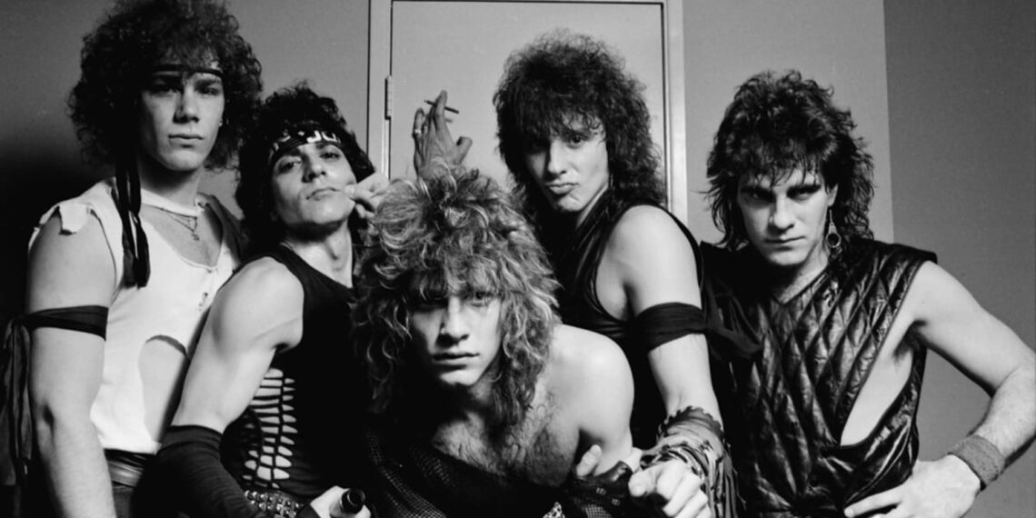 Banda Bon Jovi em foto promocional dos anos 1980 com Jon Bon Jovi e integrantes durante a era glam rock.