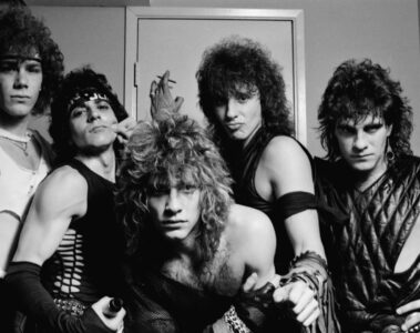 Banda Bon Jovi em foto promocional dos anos 1980 com Jon Bon Jovi e integrantes durante a era glam rock.