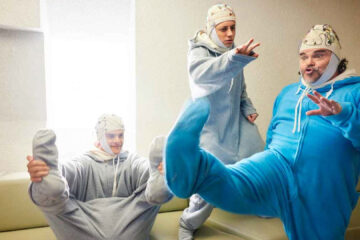 Ca7riel e Paco Amoroso ao lado de Jack Black em cena do clipe Goo Goo Ga Ga