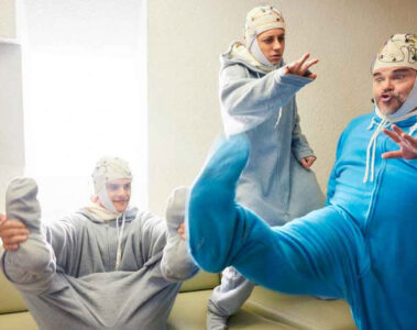 Ca7riel e Paco Amoroso ao lado de Jack Black em cena do clipe Goo Goo Ga Ga