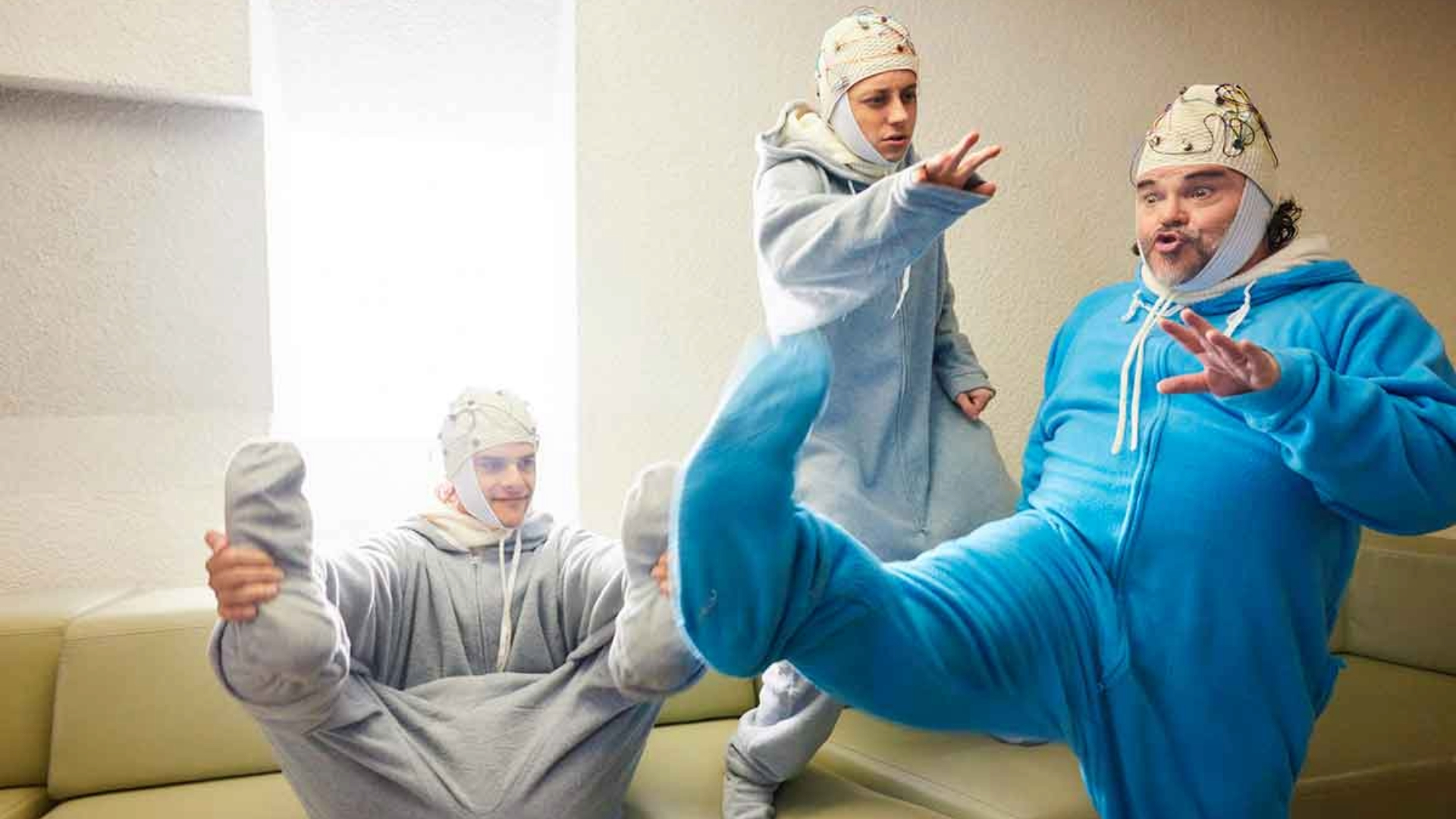 Ca7riel e Paco Amoroso ao lado de Jack Black em cena do clipe Goo Goo Ga Ga