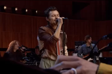 Harry Styles canta durante apresentação no BBC Radio 1 Live Lounge.