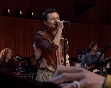 Harry Styles canta durante apresentação no BBC Radio 1 Live Lounge.
