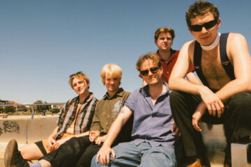 Banda britânica Shame em foto promocional ao ar livre