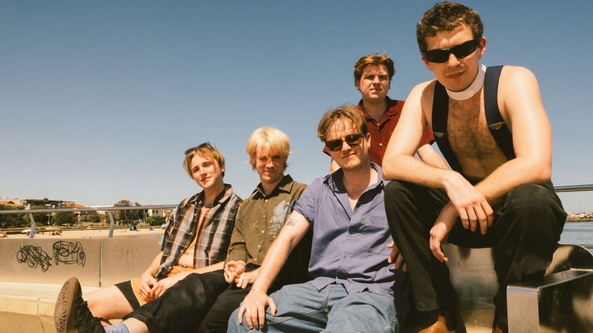 Banda britânica Shame em foto promocional ao ar livre