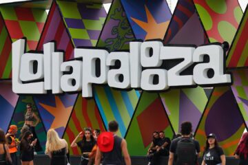 Entrada do Lollapalooza Brasil com logo colorido e público no Autódromo de Interlagos em São Paulo