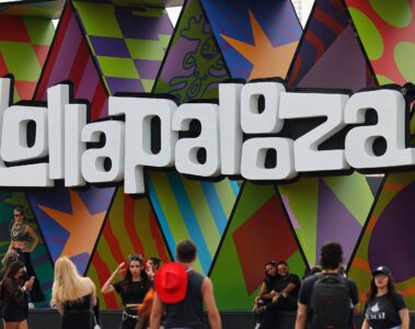 Entrada do Lollapalooza Brasil com logo colorido e público no Autódromo de Interlagos em São Paulo