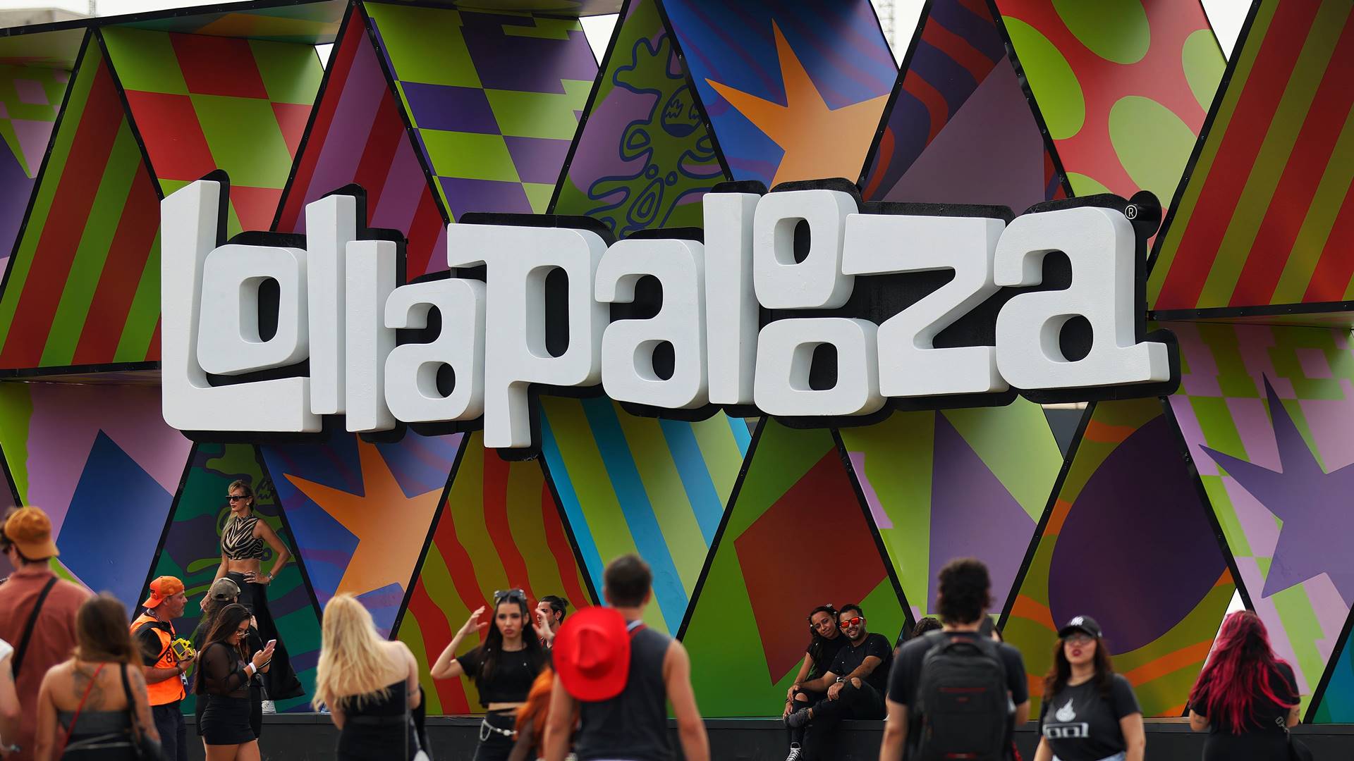 Entrada do Lollapalooza Brasil com logo colorido e público no Autódromo de Interlagos em São Paulo