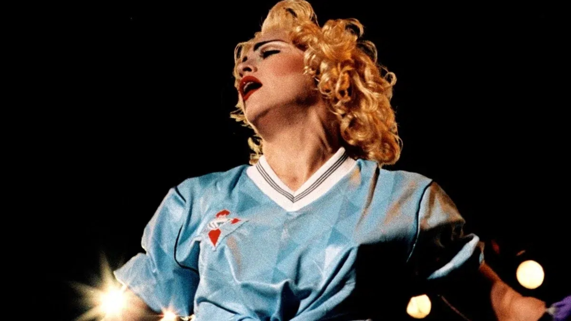 Madonna usando camisa azul do Celta de Vigo durante show da Blond Ambition Tour em 1990