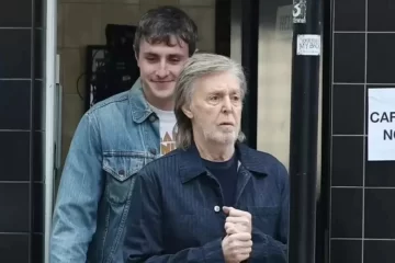 Paul Mescal e Paul McCartney caminhando juntos em Londres