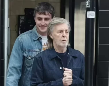 Paul Mescal e Paul McCartney caminhando juntos em Londres
