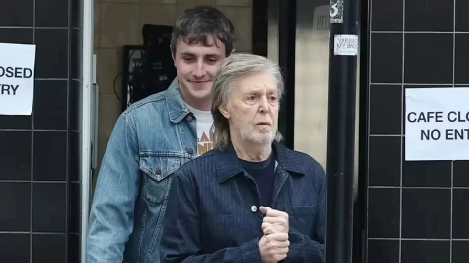 Paul Mescal e Paul McCartney caminhando juntos em Londres