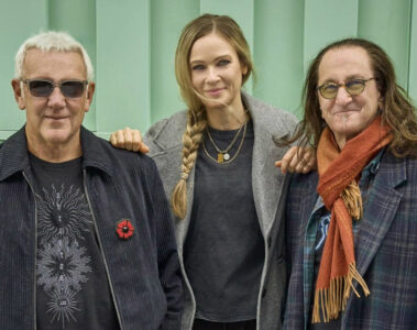 Integrantes do Rush com Anika Nilles durante divulgação da turnê Fifty Something 2027