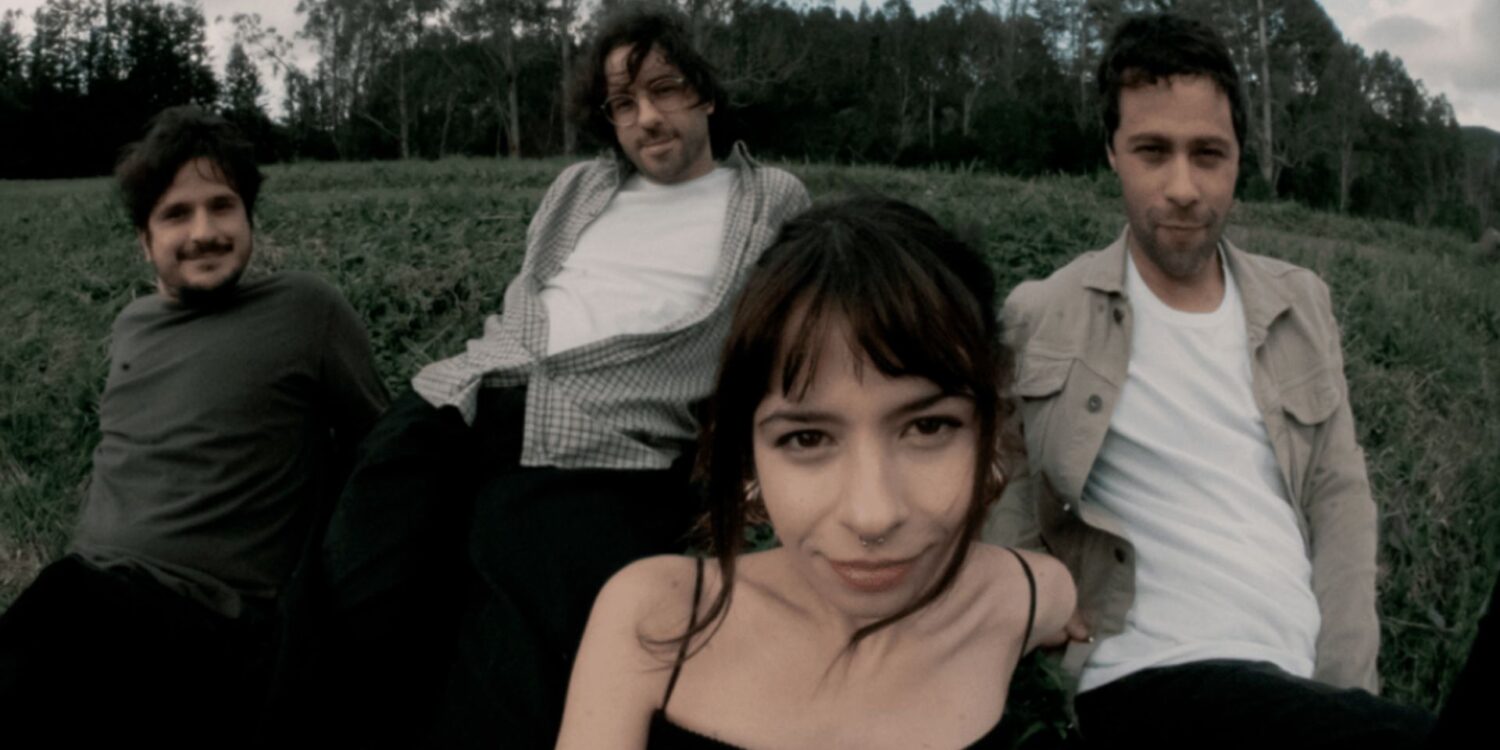 Integrantes da banda Terraplana reunidos ao ar livre antes do Lollapalooza 2026