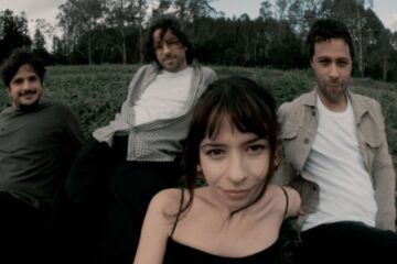 Integrantes da banda Terraplana reunidos ao ar livre antes do Lollapalooza 2026