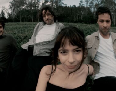 Integrantes da banda Terraplana reunidos ao ar livre antes do Lollapalooza 2026