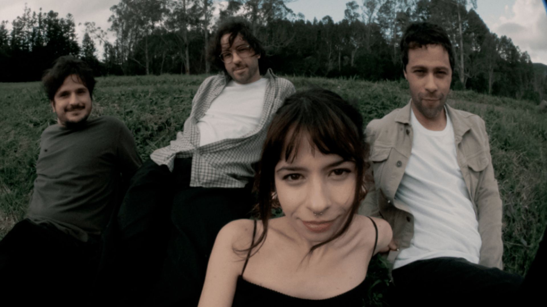 Integrantes da banda Terraplana reunidos ao ar livre antes do Lollapalooza 2026