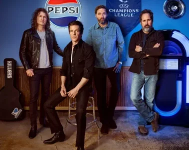 The Killers posando em estúdio com logo da Pepsi e Champions League ao fundo