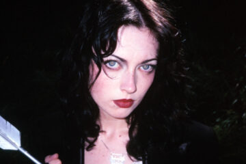 Violet Grohl em retrato promocional divulgado durante o anúncio do álbum Be Sweet To Me.