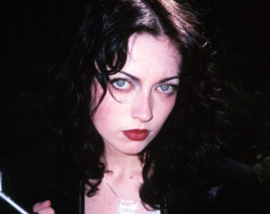 Violet Grohl em retrato promocional divulgado durante o anúncio do álbum Be Sweet To Me.