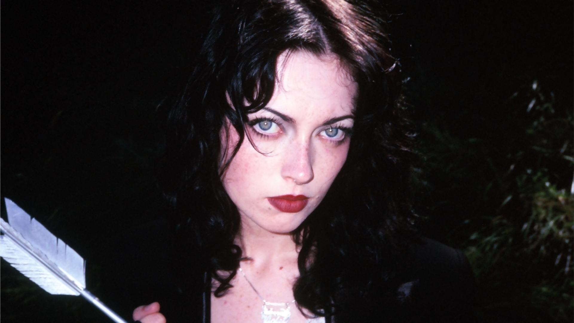 Violet Grohl em retrato promocional divulgado durante o anúncio do álbum Be Sweet To Me.