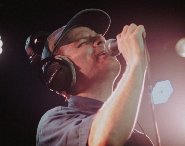 Mac DeMarco canta ao vivo durante show no Sacadura 154, no Rio de Janeiro, com iluminação intensa no palco