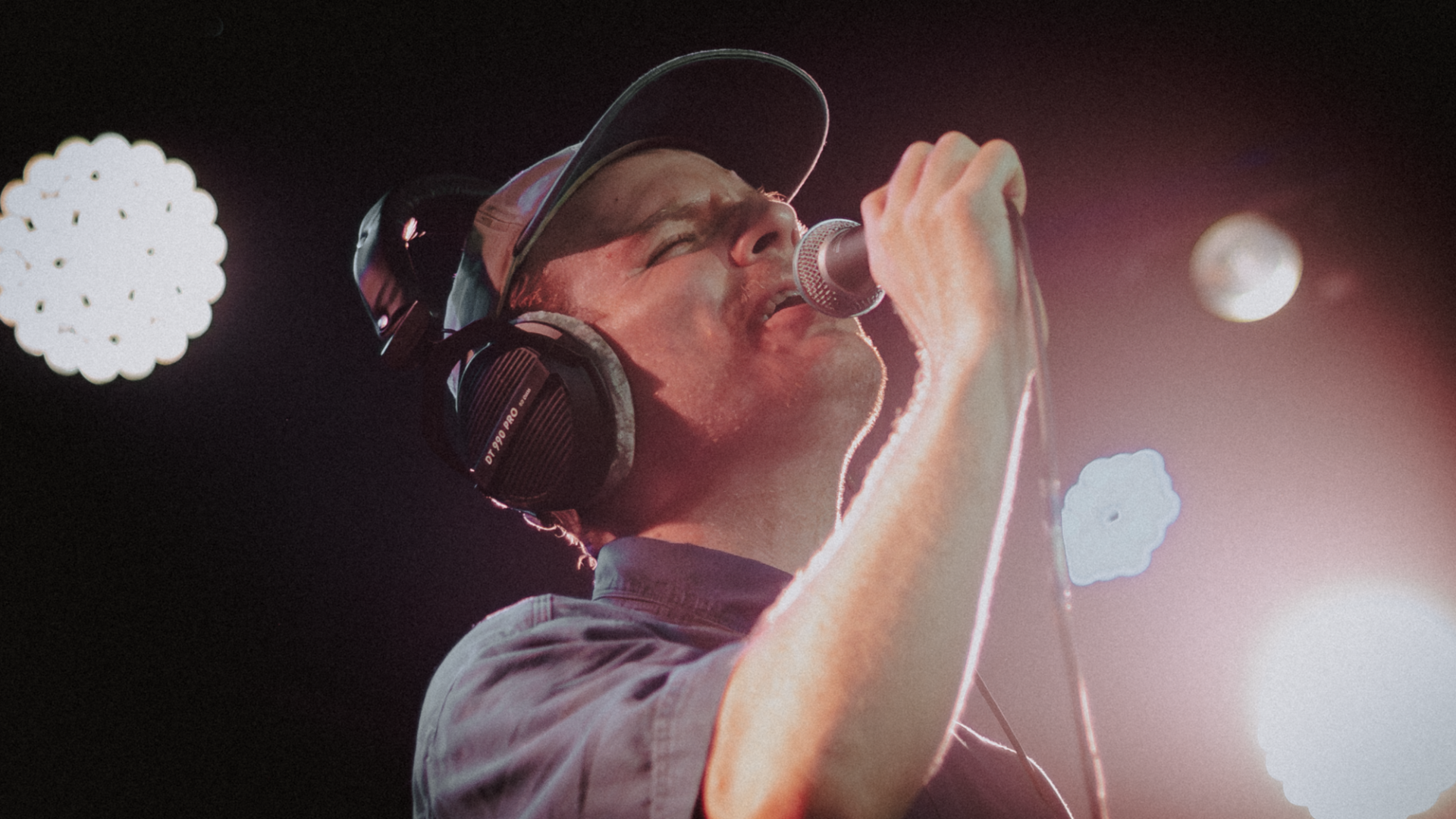 Mac DeMarco canta ao vivo durante show no Sacadura 154, no Rio de Janeiro, com iluminação intensa no palco