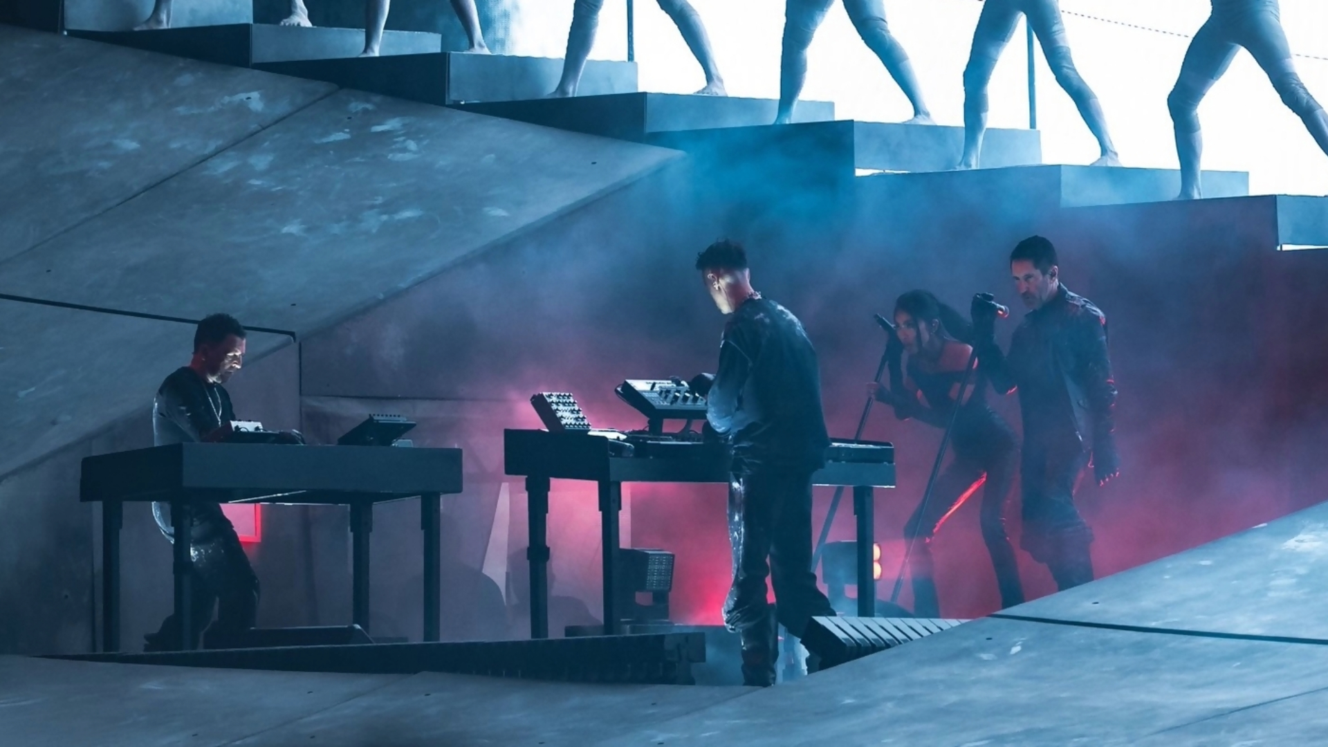 Nine Inch Nails se apresenta ao vivo com Boys Noize em show no Coachella
