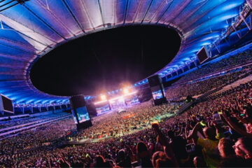 Público lota o Maracanã durante megashow com estrutura de palco central