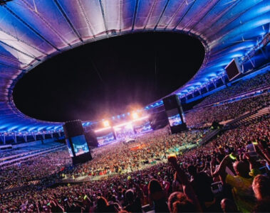 Público lota o Maracanã durante megashow com estrutura de palco central