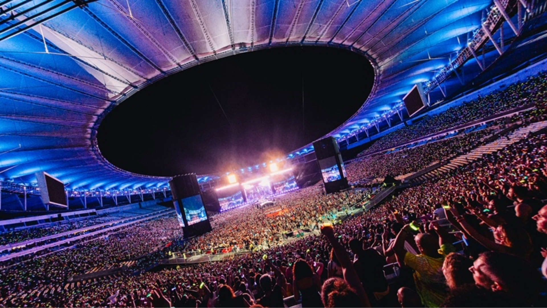 Público lota o Maracanã durante megashow com estrutura de palco central