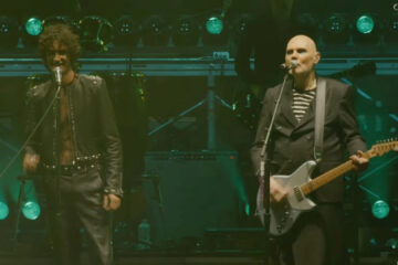 Sombr e Billy Corgan se apresentam juntos no Coachella 2026 durante performance de 1979