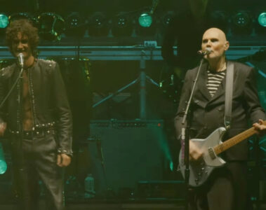 Sombr e Billy Corgan se apresentam juntos no Coachella 2026 durante performance de 1979