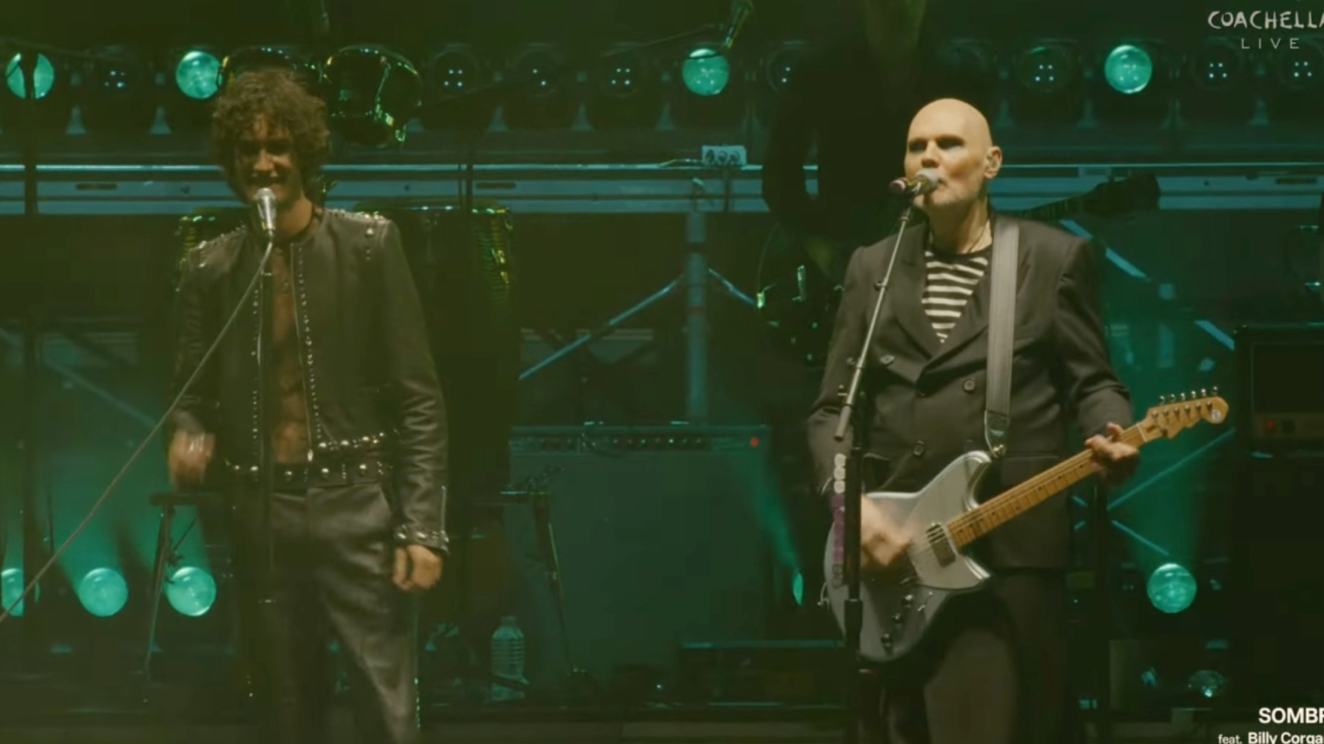 Sombr e Billy Corgan se apresentam juntos no Coachella 2026 durante performance de 1979