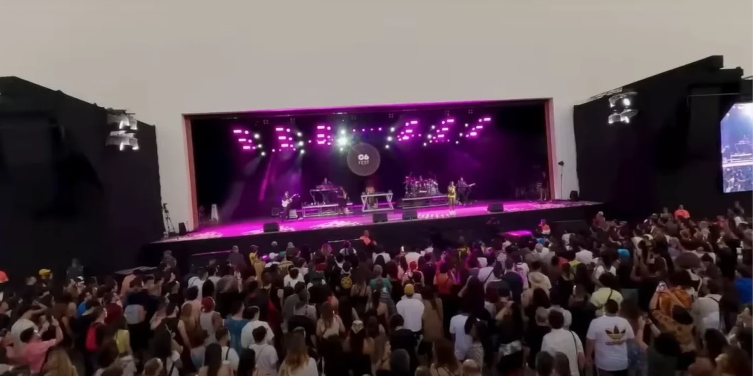 Público acompanhando show no palco do C6 Fest no Parque Ibirapuera em São Paulo