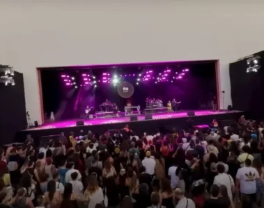 Público acompanhando show no palco do C6 Fest no Parque Ibirapuera em São Paulo