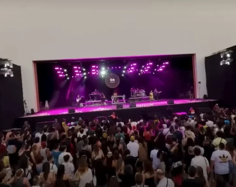 Público acompanhando show no palco do C6 Fest no Parque Ibirapuera em São Paulo